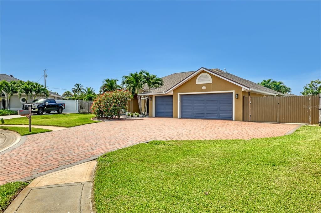 Active With Contract: $977,000 (4 beds, 2 baths, 2463 Square Feet)
