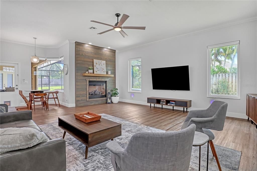 Active With Contract: $977,000 (4 beds, 2 baths, 2463 Square Feet)