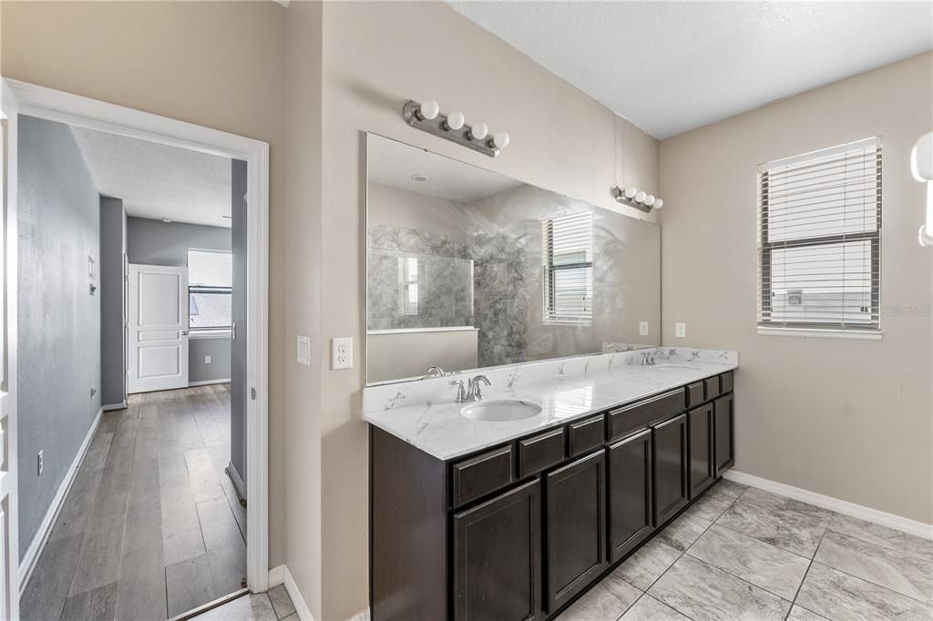 合同活跃: $319,000 (3 贝兹, 2 浴室, 1881 平方英尺)