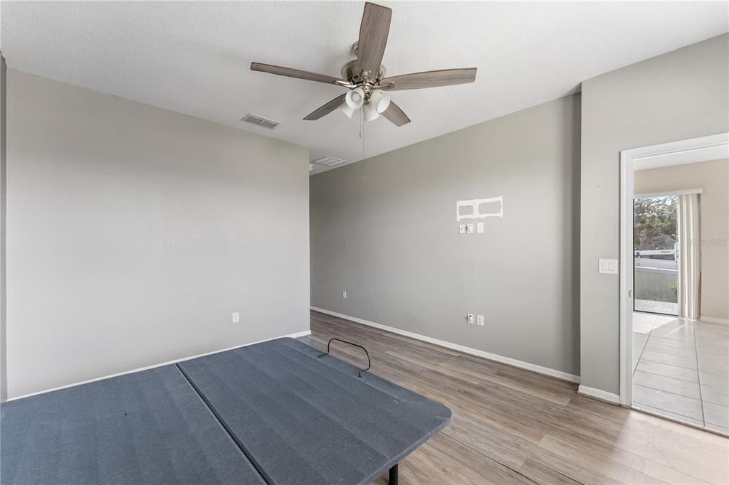 合同活跃: $319,000 (3 贝兹, 2 浴室, 1881 平方英尺)