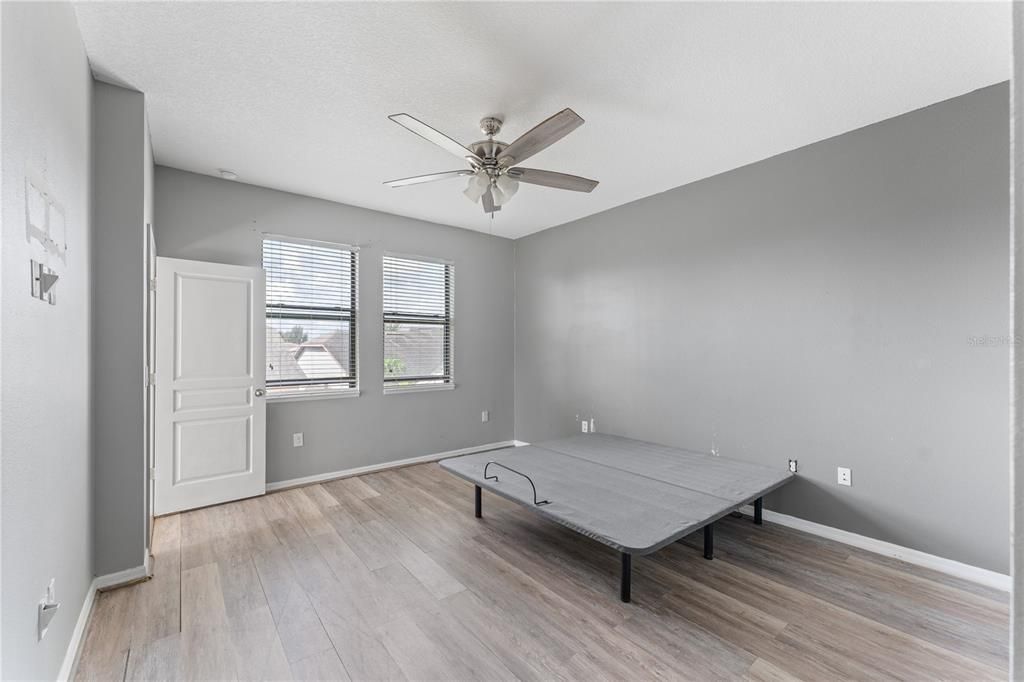 合同活跃: $319,000 (3 贝兹, 2 浴室, 1881 平方英尺)