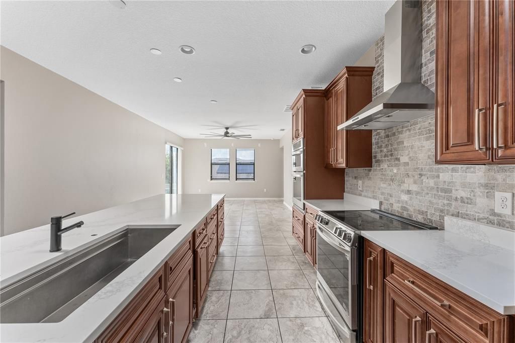 合同活跃: $319,000 (3 贝兹, 2 浴室, 1881 平方英尺)