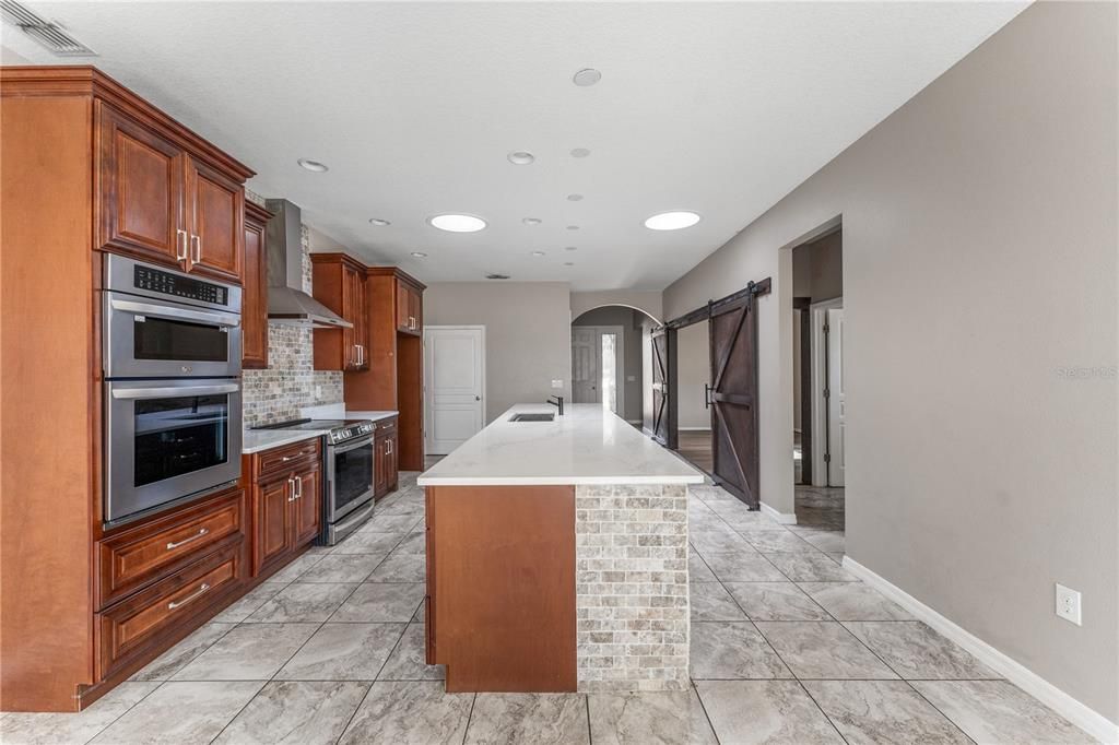 合同活跃: $319,000 (3 贝兹, 2 浴室, 1881 平方英尺)