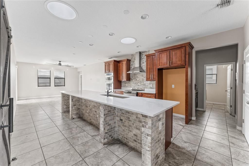 合同活跃: $319,000 (3 贝兹, 2 浴室, 1881 平方英尺)