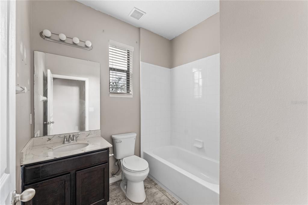 合同活跃: $319,000 (3 贝兹, 2 浴室, 1881 平方英尺)