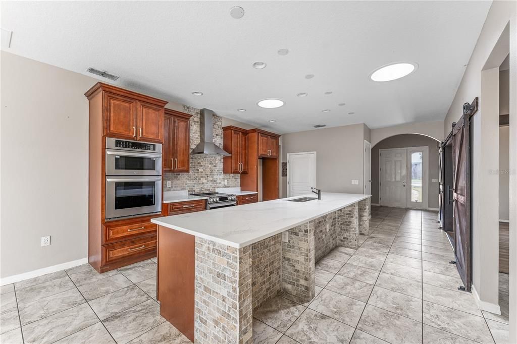 合同活跃: $319,000 (3 贝兹, 2 浴室, 1881 平方英尺)