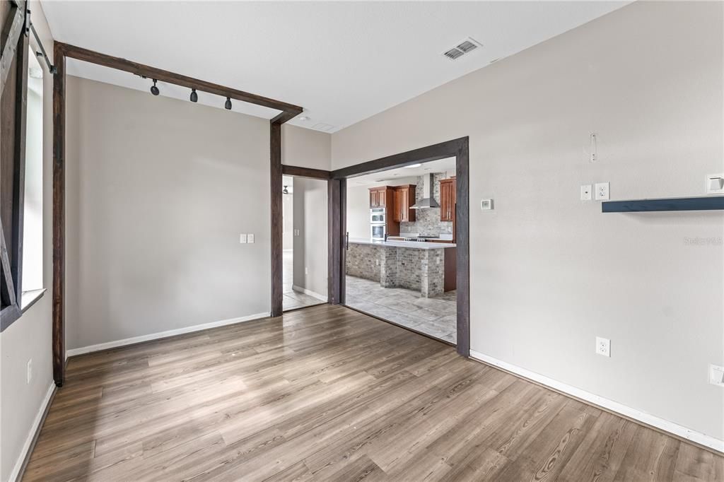 合同活跃: $319,000 (3 贝兹, 2 浴室, 1881 平方英尺)