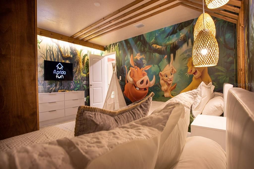 For Sale: $1,150,000 (7 beds, 5 baths, 3994 Square Feet)