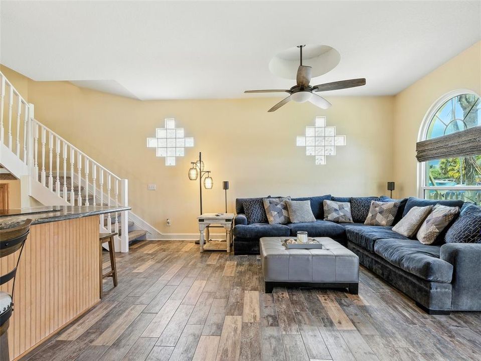 En Venta: $899,000 (4 camas, 2 baños, 2204 Pies cuadrados)