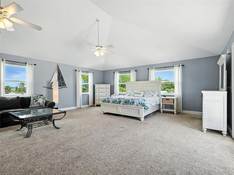 En Venta: $899,000 (4 camas, 2 baños, 2204 Pies cuadrados)