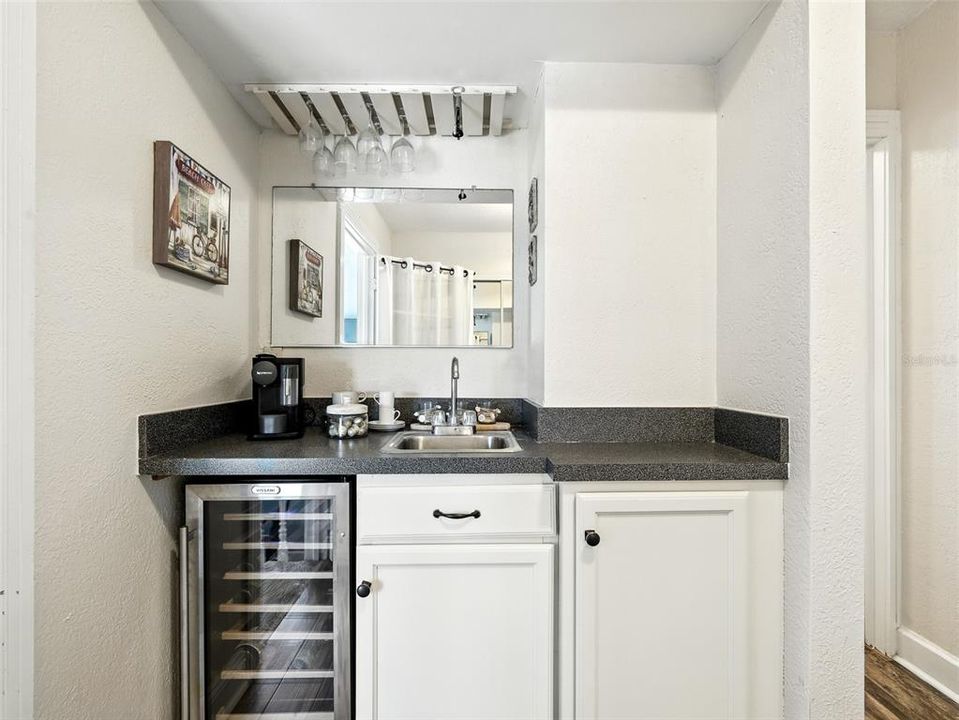 En Venta: $899,000 (4 camas, 2 baños, 2204 Pies cuadrados)