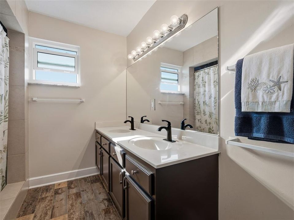 En Venta: $899,000 (4 camas, 2 baños, 2204 Pies cuadrados)