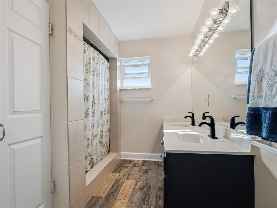 En Venta: $899,000 (4 camas, 2 baños, 2204 Pies cuadrados)