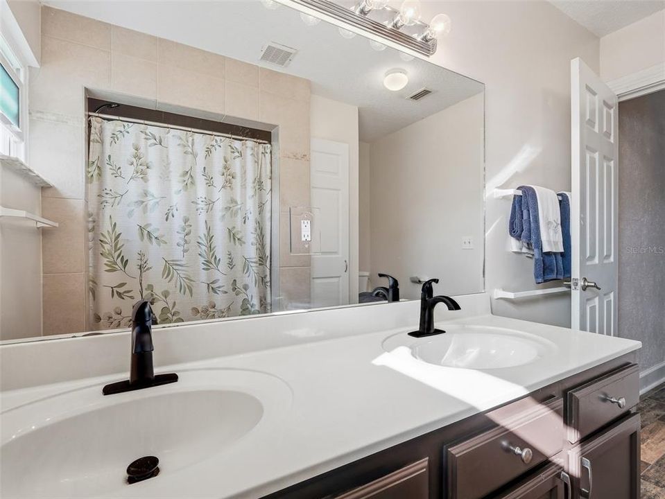 En Venta: $899,000 (4 camas, 2 baños, 2204 Pies cuadrados)