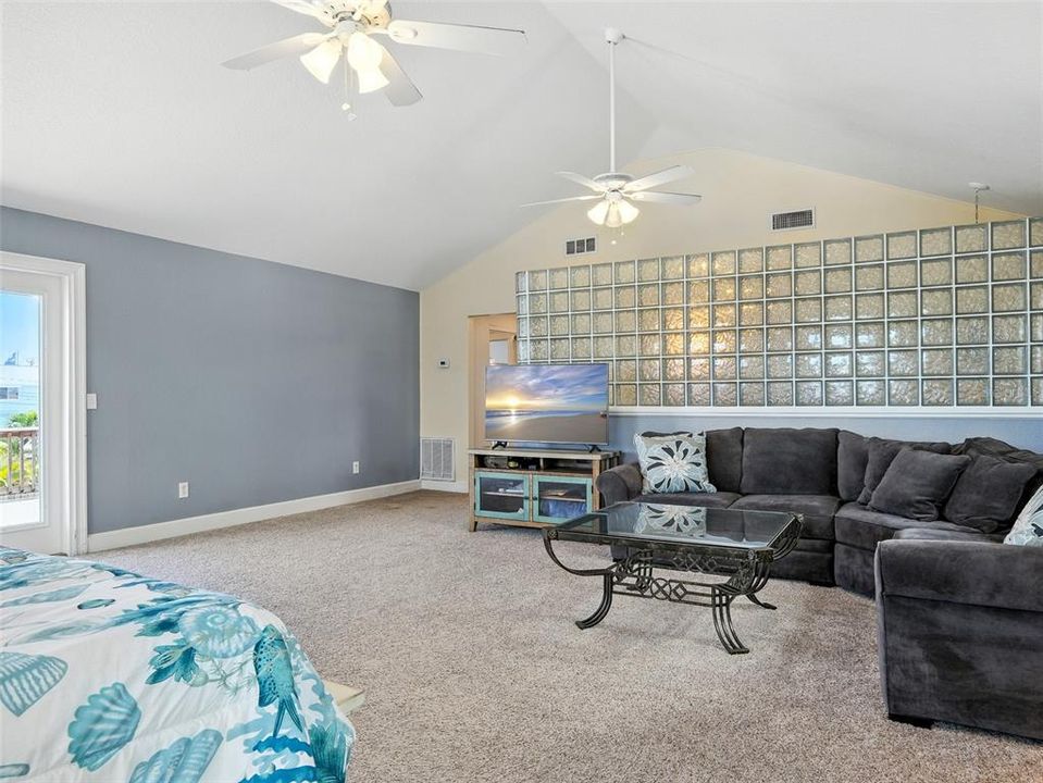 En Venta: $899,000 (4 camas, 2 baños, 2204 Pies cuadrados)