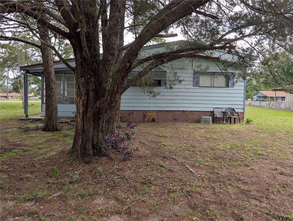 For Sale: $127,900 (2 beds, 1 baths, 828 Square Feet)