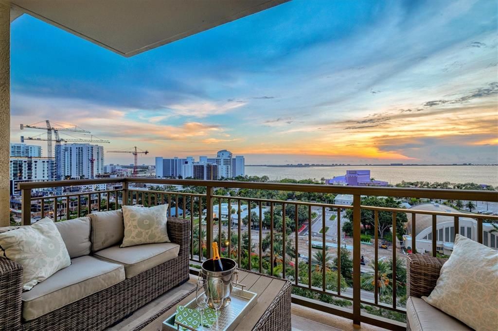 待售: $1,175,000 (2 贝兹, 2 浴室, 1323 平方英尺)