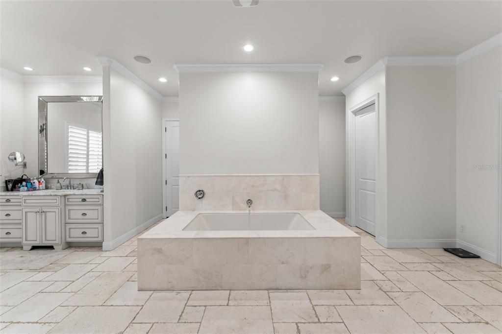 En Venta: $3,395,000 (5 camas, 4 baños, 5139 Pies cuadrados)