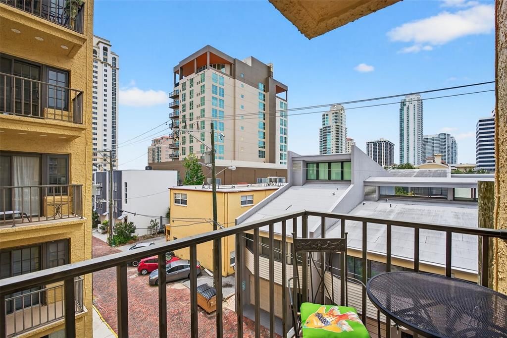 Под контрактом: $199,000 (1 спален, 1 ванн, 707 Квадратных фут)