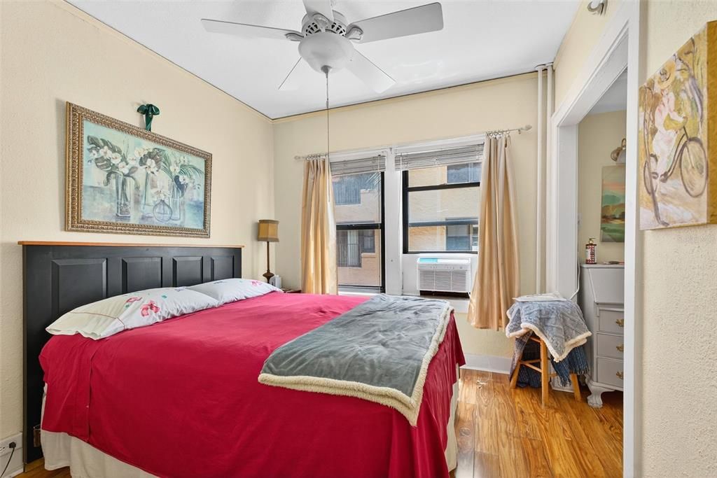 Под контрактом: $199,000 (1 спален, 1 ванн, 707 Квадратных фут)