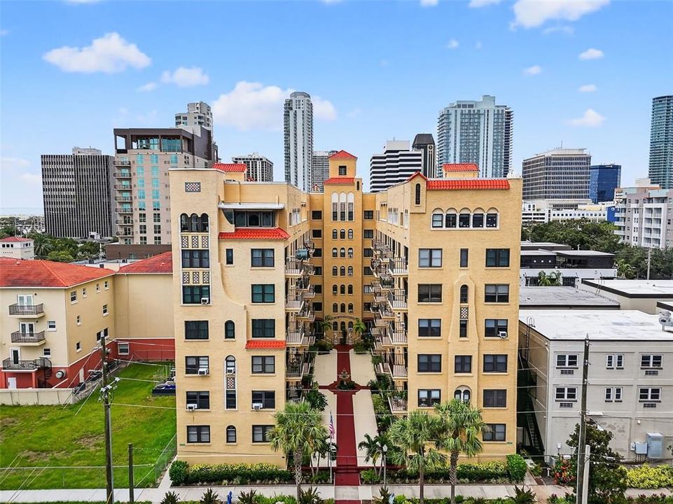 Под контрактом: $199,000 (1 спален, 1 ванн, 707 Квадратных фут)