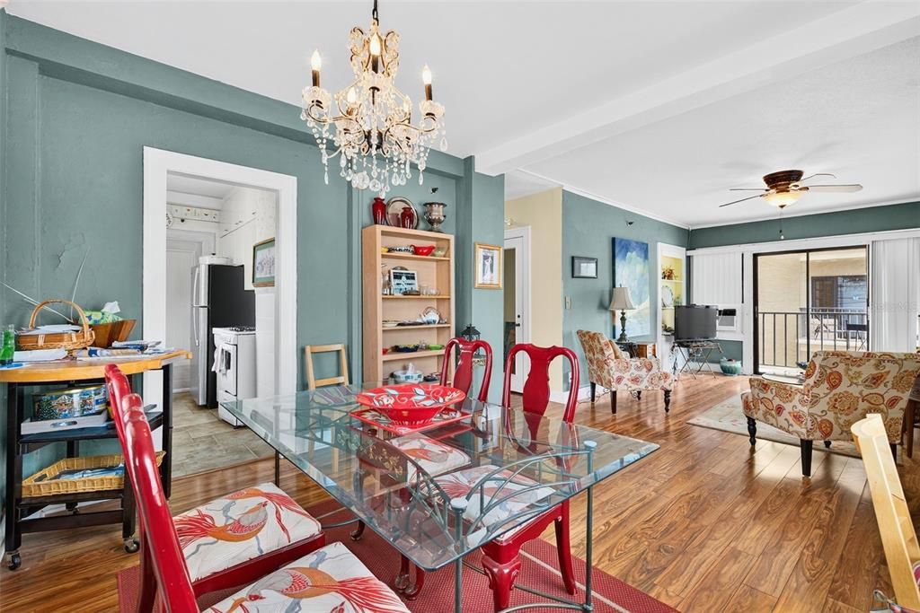 Под контрактом: $199,000 (1 спален, 1 ванн, 707 Квадратных фут)