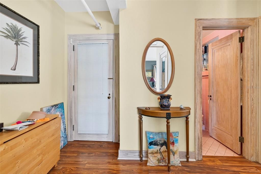 Под контрактом: $199,000 (1 спален, 1 ванн, 707 Квадратных фут)