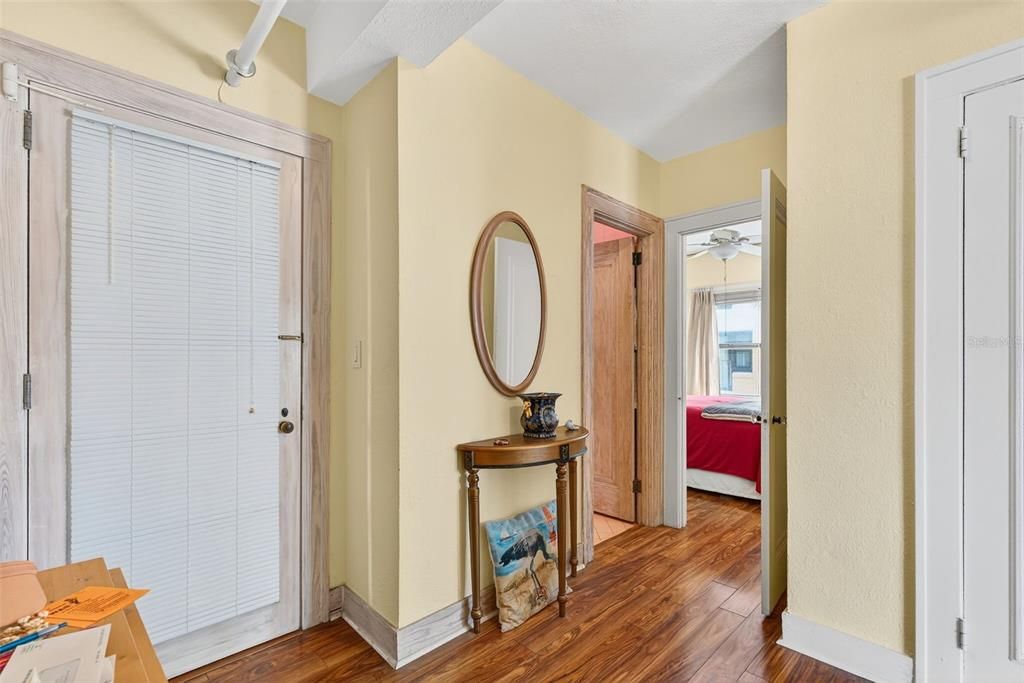 Под контрактом: $199,000 (1 спален, 1 ванн, 707 Квадратных фут)