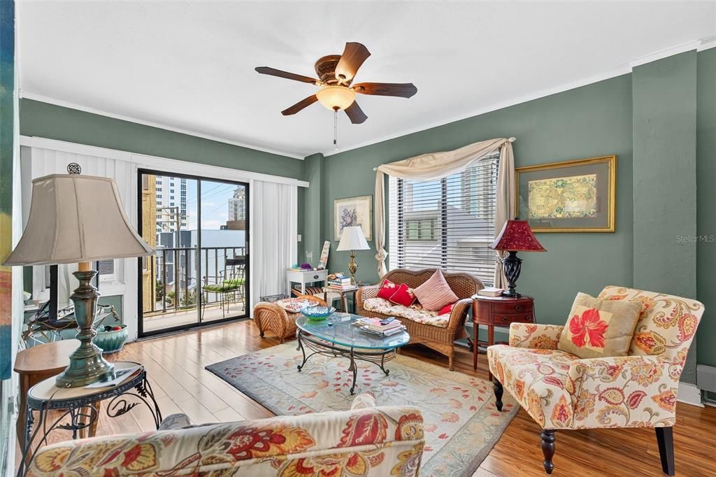 Под контрактом: $199,000 (1 спален, 1 ванн, 707 Квадратных фут)