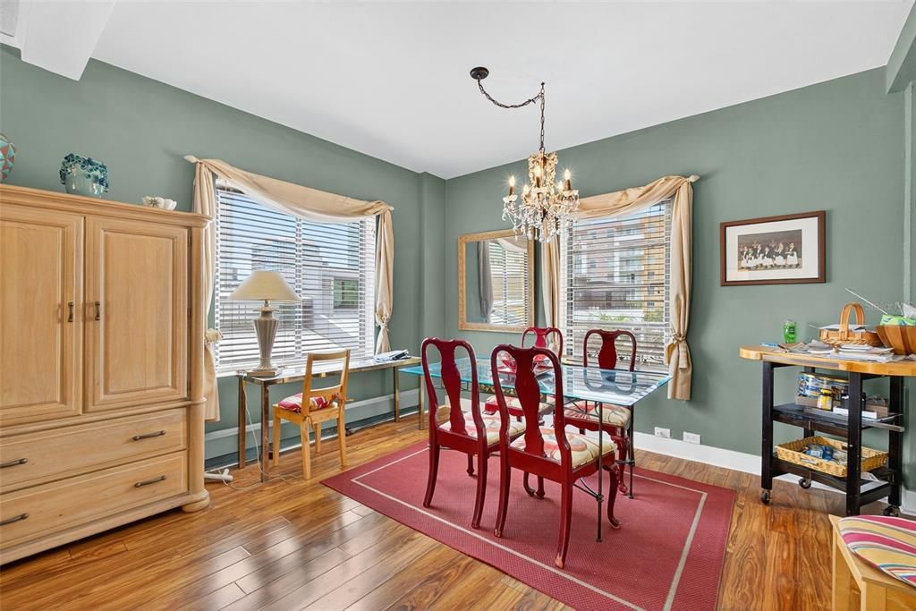 Под контрактом: $199,000 (1 спален, 1 ванн, 707 Квадратных фут)