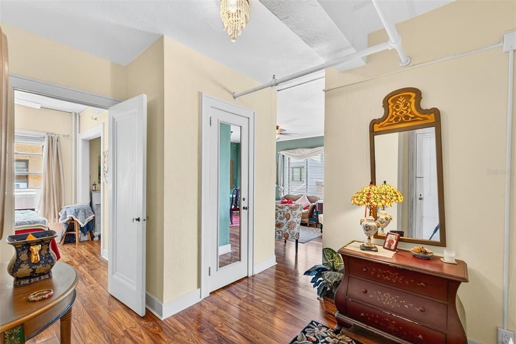 Под контрактом: $199,000 (1 спален, 1 ванн, 707 Квадратных фут)