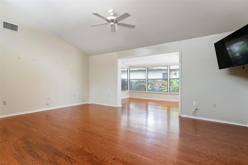Active With Contract: $209,900 (2 beds, 2 baths, 1276 Square Feet)