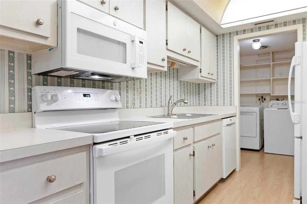 Active With Contract: $209,900 (2 beds, 2 baths, 1276 Square Feet)