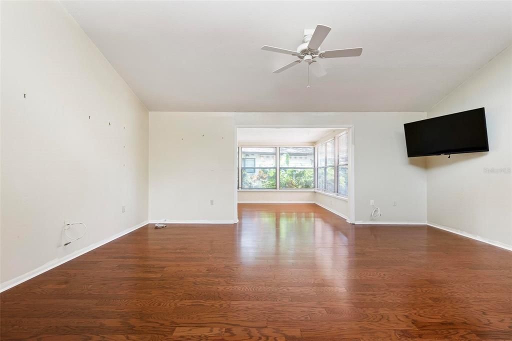 Active With Contract: $209,900 (2 beds, 2 baths, 1276 Square Feet)