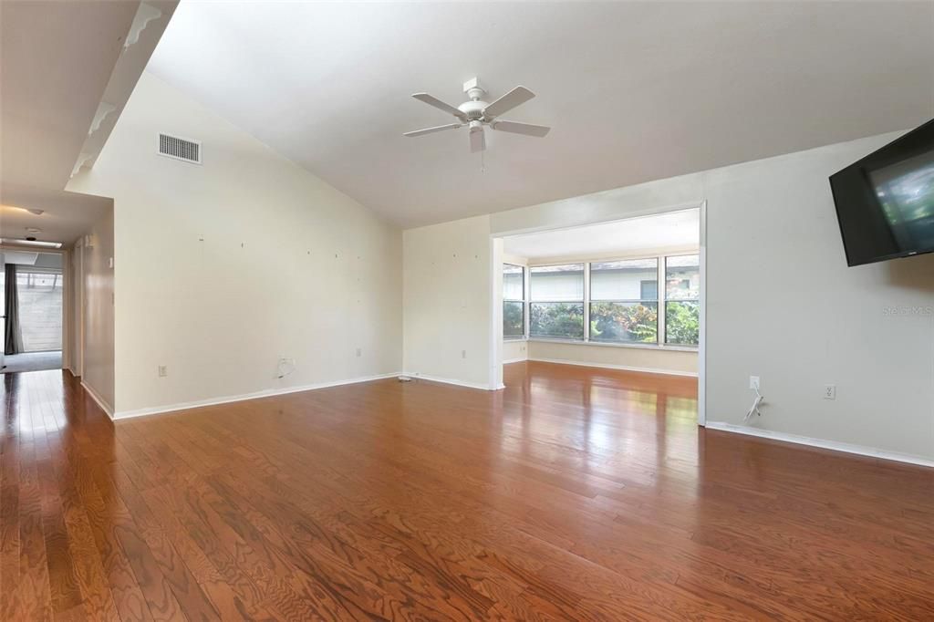 Active With Contract: $209,900 (2 beds, 2 baths, 1276 Square Feet)