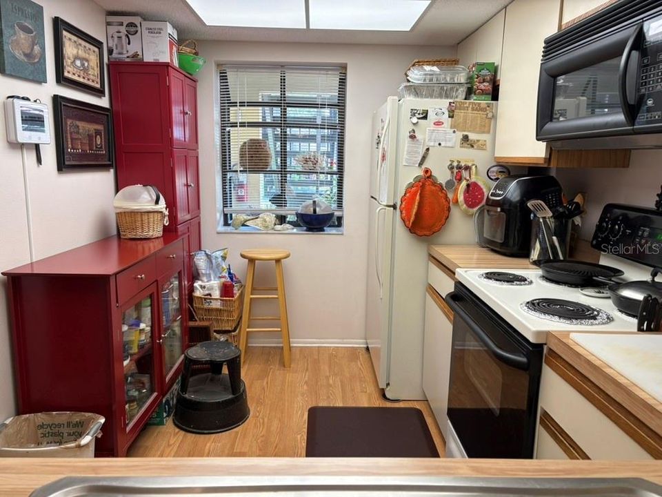 Под контрактом: $178,000 (2 спален, 2 ванн, 1100 Квадратных фут)