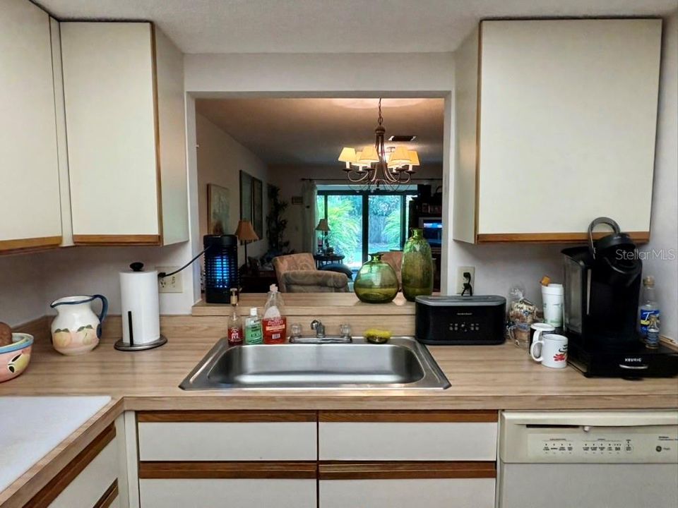 Под контрактом: $178,000 (2 спален, 2 ванн, 1100 Квадратных фут)