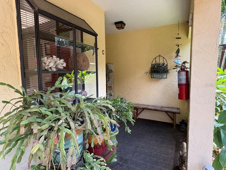 Под контрактом: $178,000 (2 спален, 2 ванн, 1100 Квадратных фут)