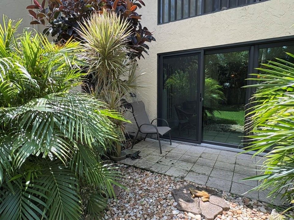 Под контрактом: $178,000 (2 спален, 2 ванн, 1100 Квадратных фут)