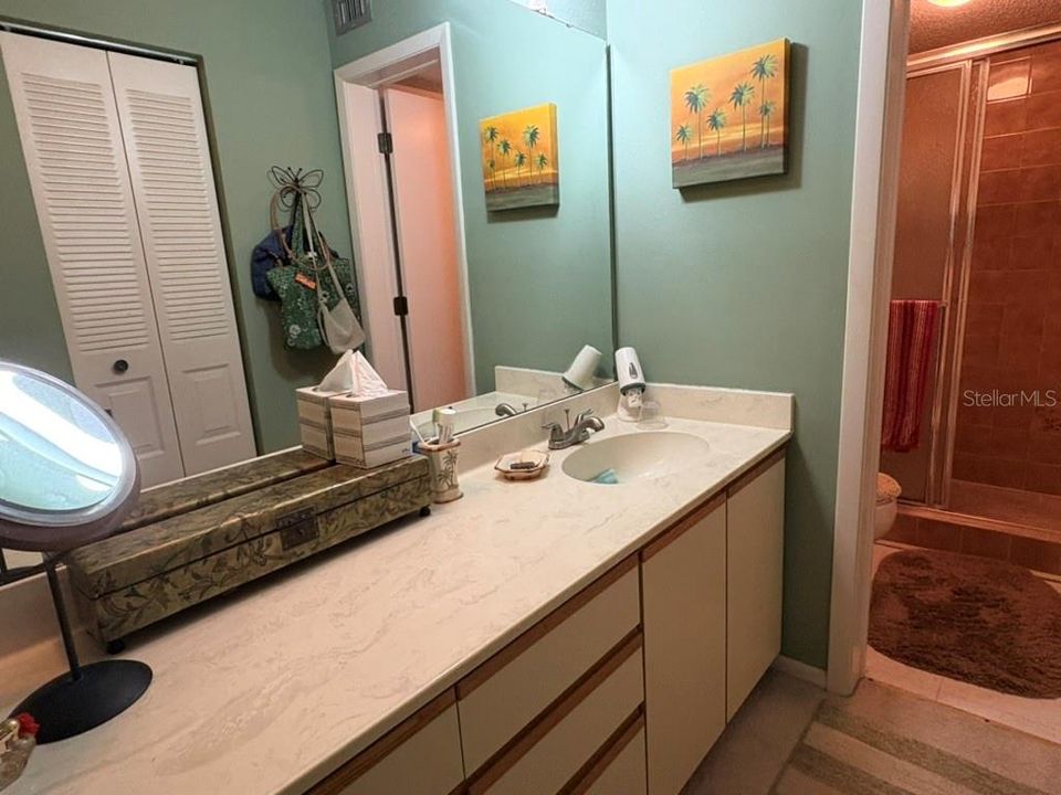 Под контрактом: $178,000 (2 спален, 2 ванн, 1100 Квадратных фут)