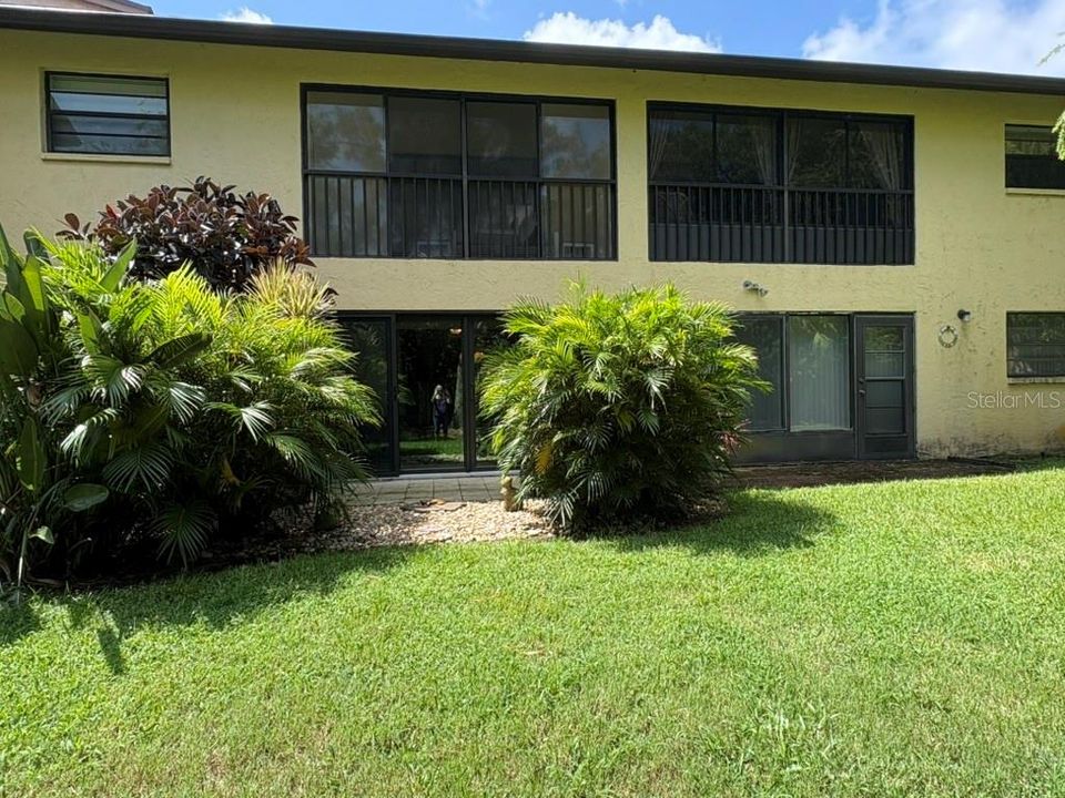 Под контрактом: $178,000 (2 спален, 2 ванн, 1100 Квадратных фут)