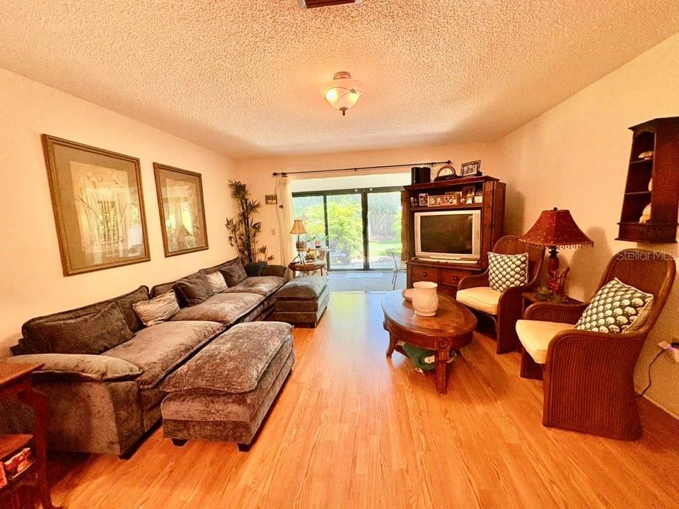 Под контрактом: $178,000 (2 спален, 2 ванн, 1100 Квадратных фут)