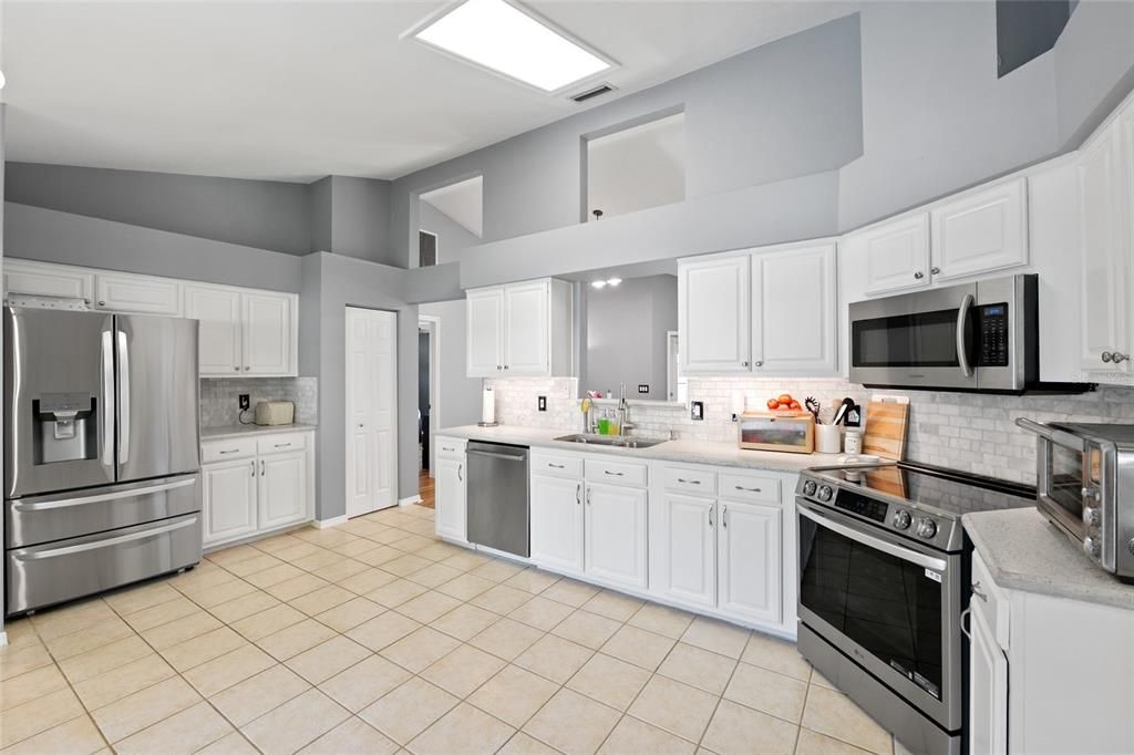 Под контрактом: $357,500 (4 спален, 2 ванн, 1790 Квадратных фут)