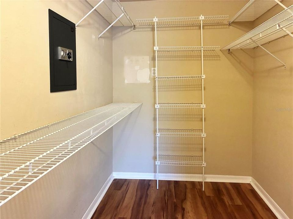 Под контрактом: $357,500 (4 спален, 2 ванн, 1790 Квадратных фут)