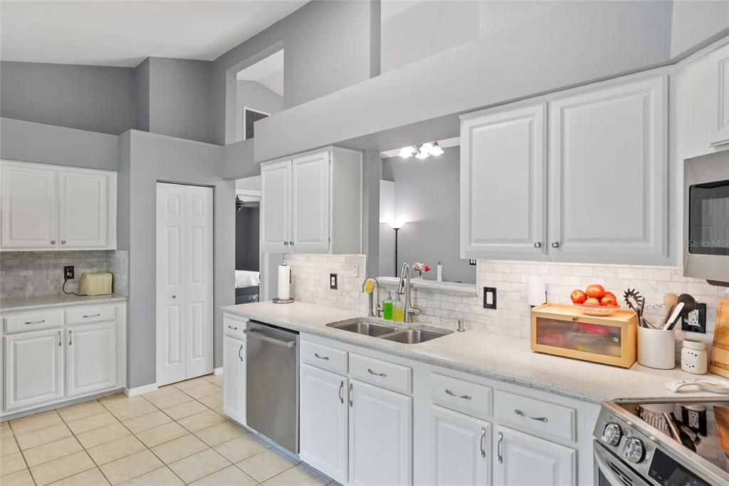 Под контрактом: $357,500 (4 спален, 2 ванн, 1790 Квадратных фут)