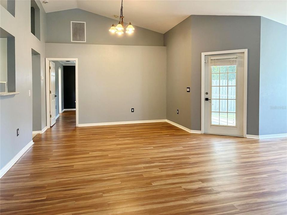 Под контрактом: $357,500 (4 спален, 2 ванн, 1790 Квадратных фут)