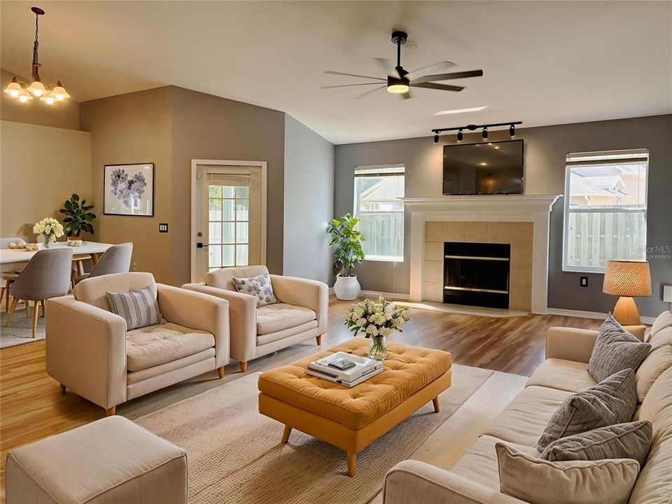 Под контрактом: $357,500 (4 спален, 2 ванн, 1790 Квадратных фут)