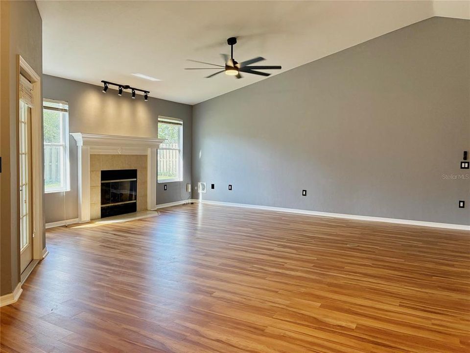 Под контрактом: $357,500 (4 спален, 2 ванн, 1790 Квадратных фут)