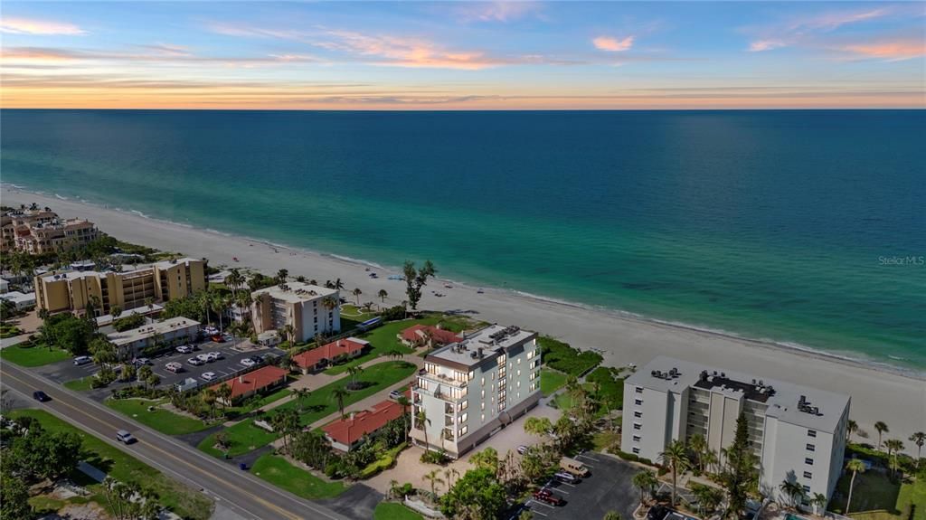 Под контрактом: $1,350,000 (3 спален, 2 ванн, 1660 Квадратных фут)