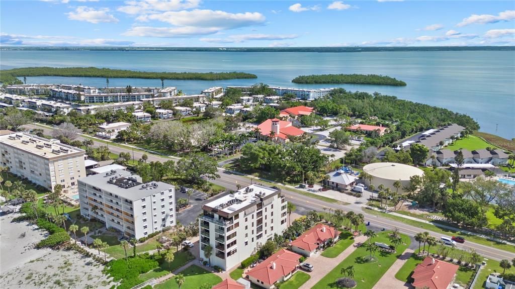 Под контрактом: $1,350,000 (3 спален, 2 ванн, 1660 Квадратных фут)